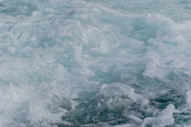 Güçlü bir akım nehir yakın çekim (arkaplan veya arkaplan) beyaz dalga köpüğü)