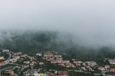 Kasvetli bir günde Eze adında eski bir Fransız köyünün ve Alpler dağlarının panoramik manzarası (Cote d 'Azur)