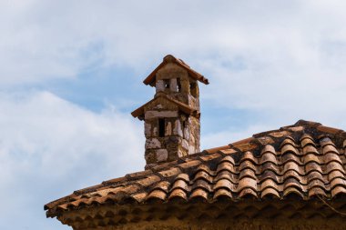 Fransız köyü Eze 'nin eski şehir merkezindeki bir çatıya yakın çekim (Cote d' Azur)