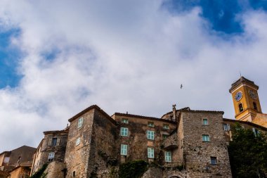Eze 'nin eski şehri (Cote d' Azur, Fransa) ortaçağ tahkimatlarının panoramik görüntüsü)
