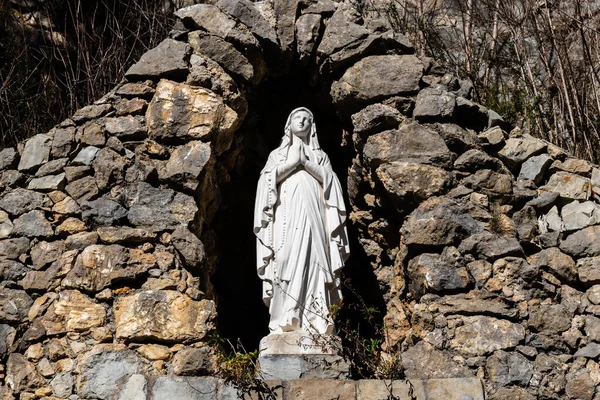 Detailní Záběr Staré Bílé Modlící Sochy Svaté Marie Pod Kamenným — Stock fotografie