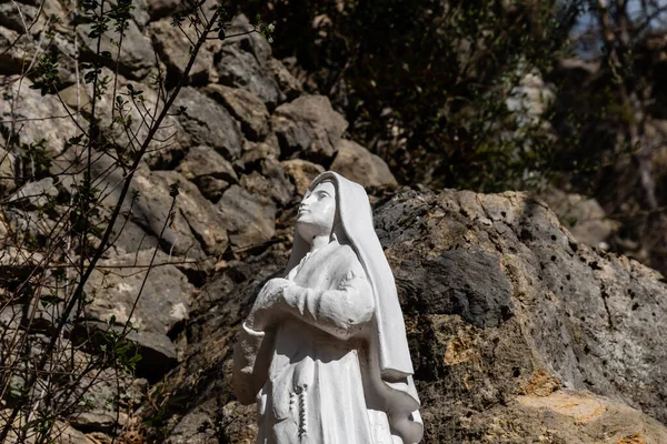 Close Uma Velha Escultura Branca Santa Maria Olhando Para Cima — Fotografia de Stock