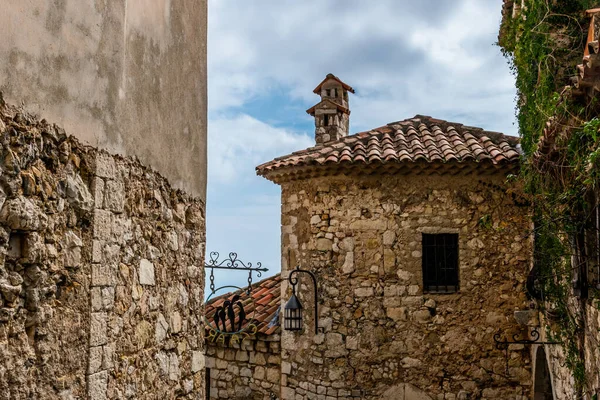 Fransız köyü Eze 'nin eski şehir merkezinde geleneksel dar bir caddenin manzarası. (Cote d' Azur)
