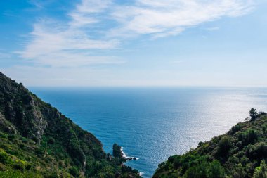 Güneşli bir günde Akdeniz 'in turkuaz suyu ve Alpler' in tepelerinin panoramik manzarası (Provence Cote d 'Azur, Fransa)