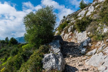 Nietzsche yürüyüş yolu Alp dağlarının kayalık uçurumlarında