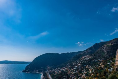 Eze 'nin panoramik manzarası, Akdeniz' in turkuaz suyu ve Alp dağları kayalıkları (Provence Cote d 'Azur, Fransa)