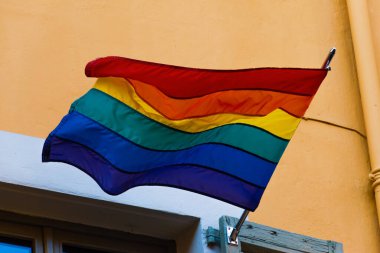 Nice, Fransa 'da bir apartmanın dışındaki gökkuşağı Lgbtqi + bayrağının yakın çekimi