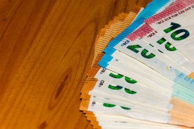 Masadaki Avro banknotlarının yakın plan çekimi.