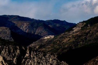 Gün batımında Alpler 'deki La Croix-sur-Roudoule adlı bir Fransız ortaçağ köyünün panoramik görüntüsü.