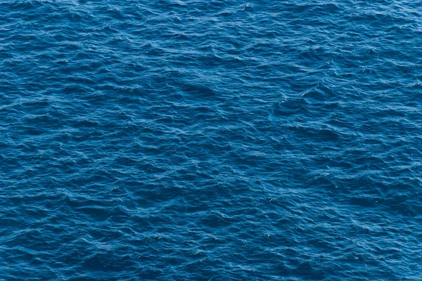 地中海の波とターコイズブルーの海のクローズアップ — ストック写真