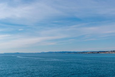 Güneşli bir günde Akdeniz 'in panoramik manzarası ve ufuktaki puslu manzara (Provence Cote d' Azur, Fransa)