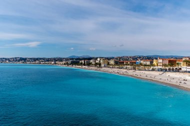 Quai des Etats-Unis 'in geniş açılı panoramik görüntüleri, Akdeniz kıyılarında dinlenen insanlar ve turkuaz suya yansıyan güneş ışığı (Güzel, Fransa)