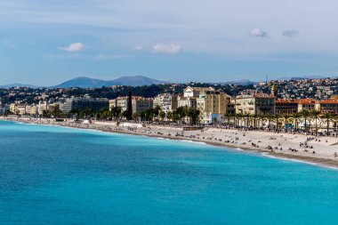 Quai des Etats-Unis 'in geniş açılı panoramik görüntüleri, Akdeniz kıyılarında dinlenen insanlar ve turkuaz suya yansıyan güneş ışığı (Güzel, Fransa)