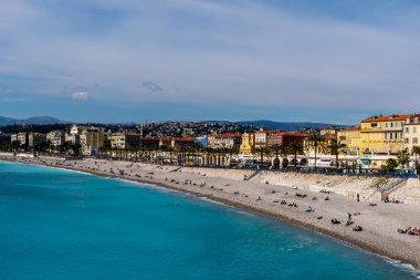 Quai des Etats-Unis 'in geniş açılı panoramik görüntüleri, Akdeniz kıyılarında dinlenen insanlar ve turkuaz suya yansıyan güneş ışığı (Güzel, Fransa)