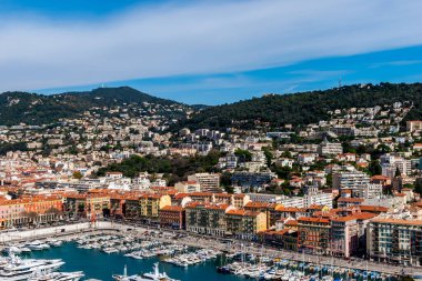 Nice, Fransa 'daki Nice (Cote d' Azur / French Riviera / Provence) eski liman, Nice şehri ve Akdeniz koyunun panoramik manzarası)