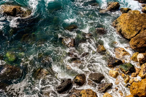 Akdeniz Turkuaz Suyu Kıyıdaki Kayalara Vuran Güçlü Dalgaların Yakın Plan — Stok fotoğraf