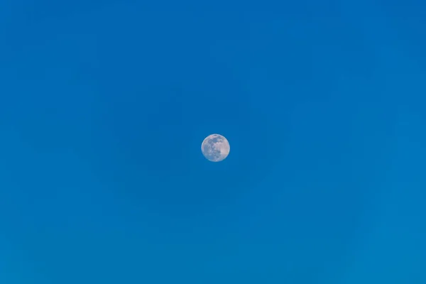 Ângulo Largo Tiro Minimalista Lua Cheia Contra Fundo Céu Azul — Fotografia de Stock