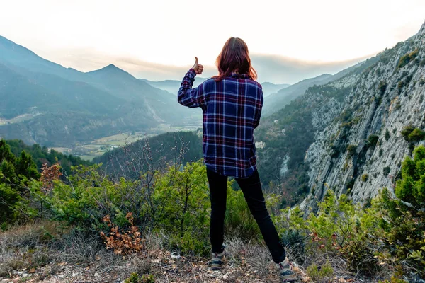 Una Foto Cuerpo Completo Una Joven Excursionista Aventurera Los Alpes — Foto de Stock