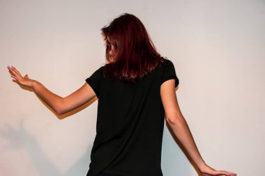 Kafkasyalı genç bir kadının, dans ederken çekilmiş, yakından çekilmiş bir fotoğrafı.