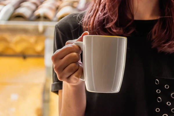 Primo Piano Una Giovane Donna Caucasica Irriconoscibile Che Tiene Mano — Foto Stock