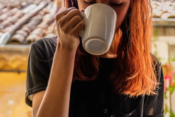 Close Uma Jovem Mulher Ruiva Caucasiana Irreconhecível Bebendo Uma Xícara — Fotografia de Stock