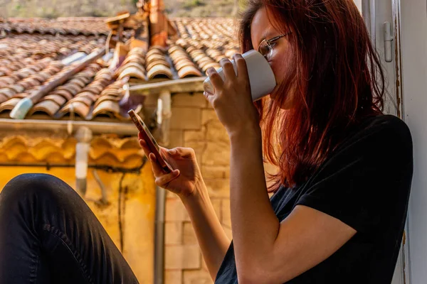 Primo Piano Una Giovane Rossa Caucasica Con Gli Occhiali Seduta — Foto Stock