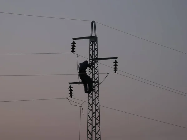 Güç hattı pilon üzerinde çalışan