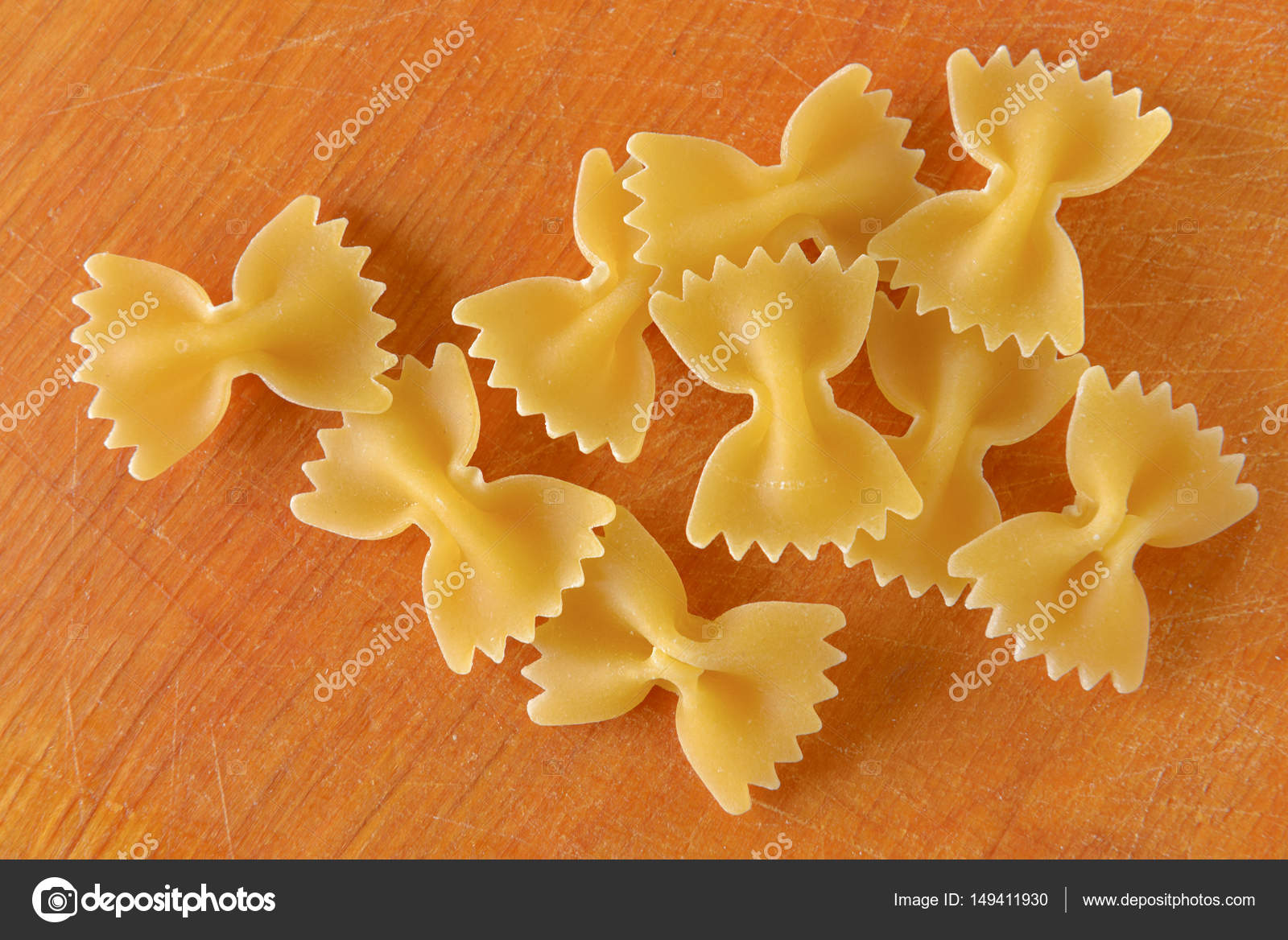 Pasta riccia su un tagliere \u2014 Foto di sag
