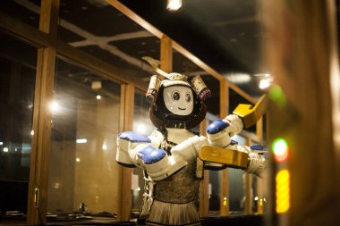 Bir Japon suşi barda dans eden robot garson fotoğrafı