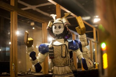 Asya'da bir suşi barda dans eden robot garson fotoğrafı