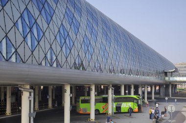 Poznan. Polonya. 30 Ağustos 2019: Poznan 'daki tren istasyonu ve otobüs durağı. Polonya