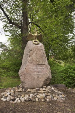 Rus ve Fransız ordularını durdurma onuruna burada bir anıt taş var. Bolşiye Vyazyomy 'de mülk. Odintsovsky bölgesi. Moskova Oblastı. Rusya