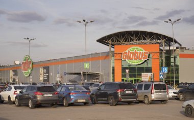 Podolsk 'un Klimovsk bölgesindeki Hypermarket Globus. Moskova Oblastı. Rusya