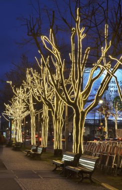 Berlin 'deki Unter den Linden Sokağı' nın tatil süslemeleri. Almanya