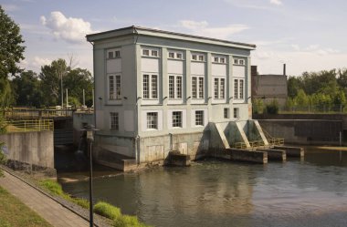 Zagan 'daki Bobr Nehri' ndeki hidroelektrik santrali. Polonya