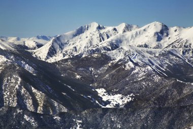Kampın yakınındaki Pireneler. Andorra.