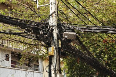 Ho Chi Minh 'te elektrik kabloları. Vietnam