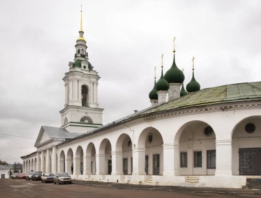 Kırmızı çizgiler (Gostinyi dvor) ve Kostroma 'daki Kurtarıcı Kilisesi. Rusça