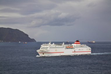 Santa Cruz de Tenerife yakınlarında bir yolcu gemisi. Kanarya Adaları. İspanya