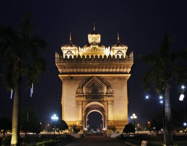 Patuxay (Patuxai) - Vientiane 'deki Patuxay (Patuxai) parkındaki Aux Morts Anıtı (Zafer Kapısı). Laos
