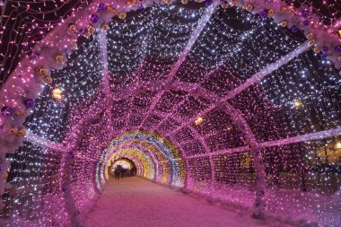 Moskova 'daki Tverskoy Bulvarı' nda hafif bir tünel. Rusya