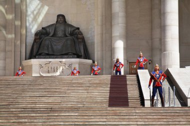 Ulaanbaatar 'daki Grand Chinggis Khaan Meydanı' ndaki Hükümet Sarayı 'nın önünde onur kıtası. Moğolistan