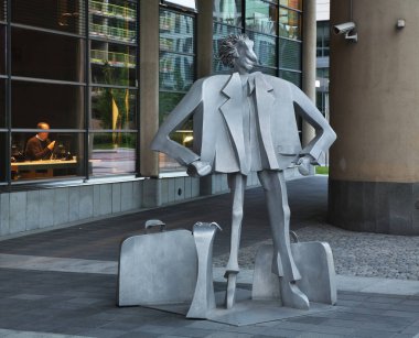 Oslo 'da bavullu bir adam heykeli. Norveç