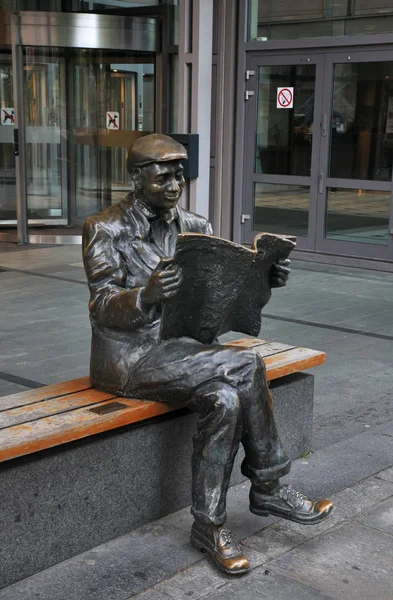 Скульптура Человека Газетой Улице Акерсгата Осло Норвегия — стоковое фото