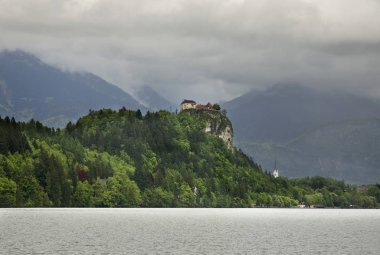 Bled Gölü manzarası. Slovenya
