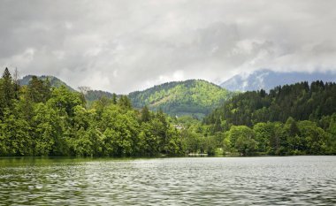 Bled Gölü manzarası. Slovenya