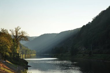 Hrensko köyü yakınlarındaki Elbe nehri. Çek Cumhuriyeti