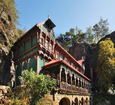 İsviçre Bohemian 'daki Şahin Yuvası restoranı Hrensko yakınlarındaki Elbe Sandstone Dağları. Bohemya. Çek Cumhuriyeti