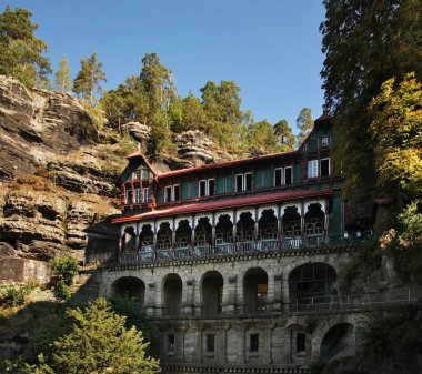 İsviçre Bohemian 'daki Şahin Yuvası restoranı Hrensko yakınlarındaki Elbe Sandstone Dağları. Bohemya. Çek Cumhuriyeti