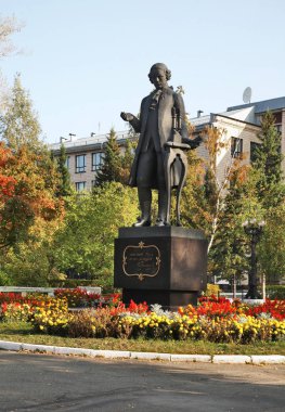 Barnaul 'daki Lenin Bulvarı' nda Ivan Polzunov anıtı. Altai Krai. Batı Sibirya. Rusya